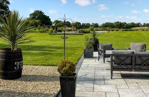 Grimsby House | The Paddocks Retreat