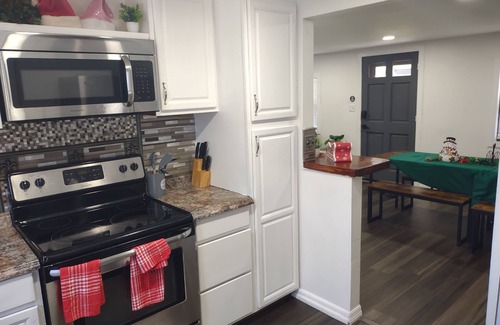 Seffner House | The Palms Oasis - Pool Getaway - Sleeps 14 - Central I-4 & 75