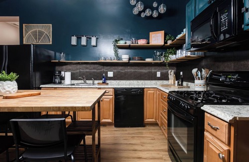 Shiloh Apartment | The PanAm Flat - 2bed/2bath next to hospitals & Scott AFB