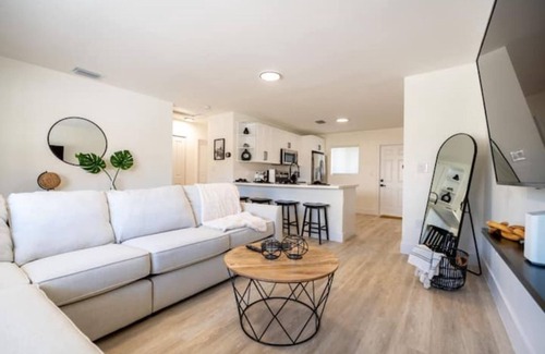 Homestead Villa | The Pass Through - Brand New 2 - 1 Modern Villa