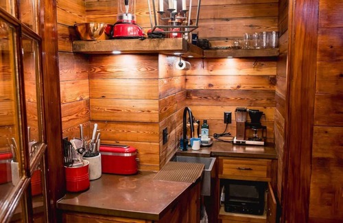 Cannonborough Elliotborough Hotel | The Patio Suite Summa