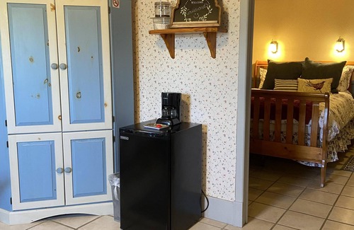 Alto Pass House | The Peachbarn Suite is an adorably cozy and rustic stay with great views!