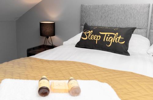 Wrexham Apartment | The Penthouse Gathering - Town Centre - Sleeps Up To 16