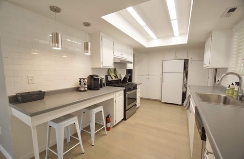 Redding House | The Pineapple House -Best Reviews- Cozy Firepit!