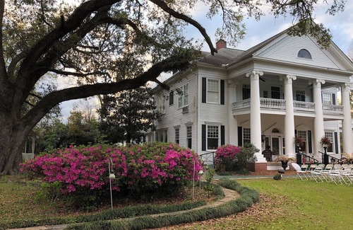 Hammond Bed & Breakfast | The Pompadour Room W/Queen Bed