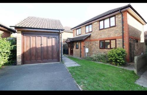 Ashford House | The Pondmore-Spacious Detached house in Ashford with free parking close to M20