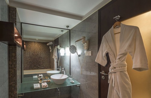 Vashi Hotel | The Regenza by Tunga