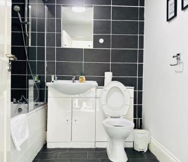 Liverpool House | The Residency 4 bed home in Liverpool free parking