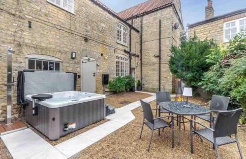 Nettleham House | The Retreat-luxury cottage with hot tub (sleeps 4)