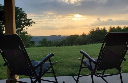 Eastman House | The Retreat on Fisher Lane - Secluded Getaway with Valley View - Wi-Fi