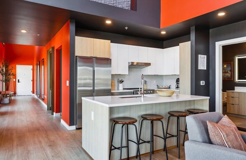 Edgehill Condo | The Rhythm and Rooftop Penthouse - Walk To Broadway! Heated Pool, Free Parking, Gym, Amazing Views