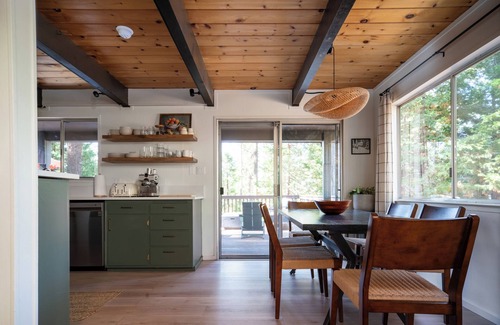 Arnold Cabin | The Robin: BLS Lake Access, Hot Tub, Curated Luxury Design, & Kids Game Room