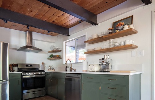 Arnold Cabin | The Robin: BLS Lake Access, Hot Tub, Curated Luxury Design, & Kids Game Room