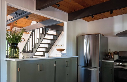 Arnold Cabin | The Robin: BLS Lake Access, Hot Tub, Curated Luxury Design, & Kids Game Room