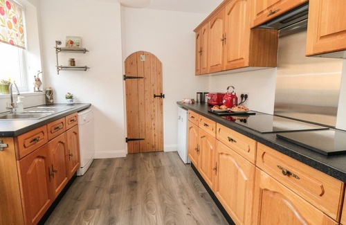 Muston Cottage | THE ROBINS, pet friendly, country holiday cottage in Filey