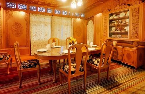 Dal Lake Hotel | The Royal hareem group of houseboats