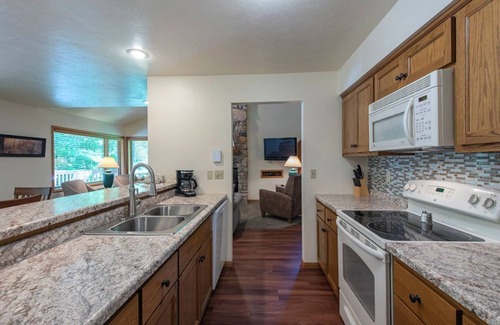 Baileys Harbor Condo | The Rushes 2BR Condo with Lake View, Fireplace, & Indoor Pool