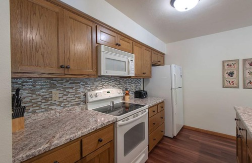 Baileys Harbor Condo | The Rushes 2BR Condo with Lake View, Fireplace, & Indoor Pool