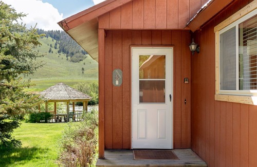 Stanley Cabin | The Salmon River Home - On the Banks of the Salmon River