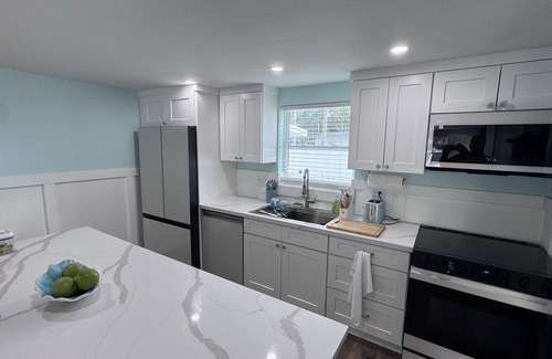 Port Richey Cottage | "The Salty Lime" Walk to Restaurant/bars, park.