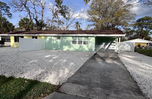 Port Richey Cottage | "The Salty Lime" Walk to Restaurant/bars, park.