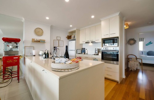 Encounter Bay Apartment | The Salty Seagull - ocean view luxe by the beach! 3BR 2B + so many extras.