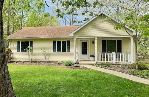 Shorewood-Tower Hills-Harbert House | The Sawyer Hideaway - 3BR 2B with Hot Tub & Fire Pit - 5 mins to beach