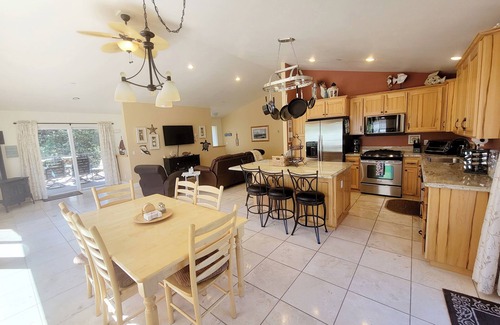 Shelter Cove House | The Sea Esta, Cheerful 3 bedroom Beach House that sleeps up to 10 people EV