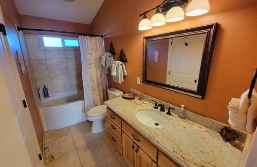 Shelter Cove House | The Sea Esta, Cheerful 3 bedroom Beach House that sleeps up to 10 people EV