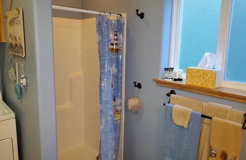 Shelter Cove House | The Sea Esta, Cheerful 3 bedroom Beach House that sleeps up to 10 people EV