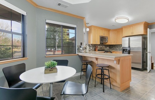 Midway House | The Sereniti House : Tranquil Escape With Hot Tub