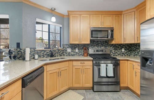 Midway House | The Sereniti House : Tranquil Escape With Hot Tub