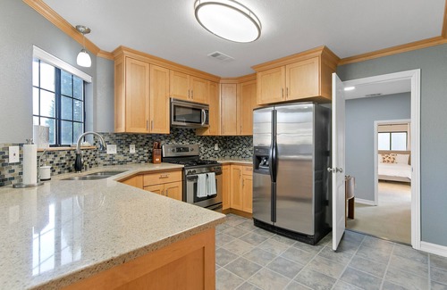 Midway House | The Sereniti House : Tranquil Escape With Hot Tub