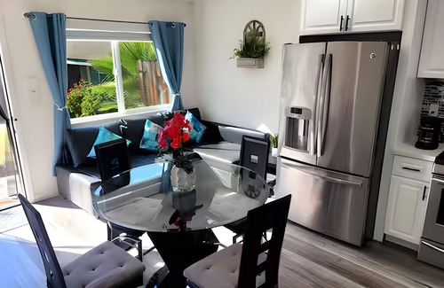 Riverside Apartment | The Shalimar Casita, Fits 6 Guests, Smart Tvs, Remodeled Unit, Full Size Kitchen