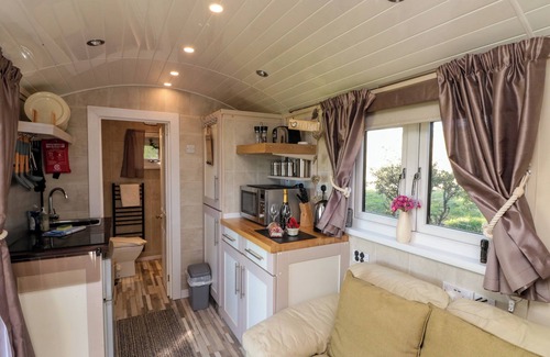 Robin Hood's Bay Cottage | THE SHEPHERD'S REST, romantic, with a garden in Robin Hood’s Bay