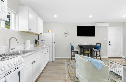 La Jolla Shores Apartment | "The Shores" One Bedroom with A/C Steps to La Jolla Shores Beach, San Diego