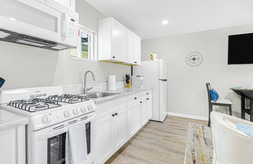 La Jolla Shores Apartment | "The Shores" One Bedroom with A/C Steps to La Jolla Shores Beach, San Diego