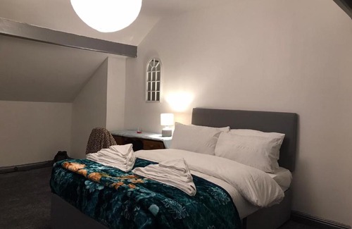 Sheffield House | The Skipton Villa - The HideAway