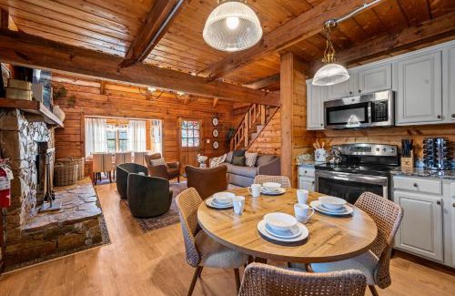 Gatlinburg - Pigeon Forge House | The Sparrow - 6BR Cabin - Heated Pool, Hot Tub & Theater