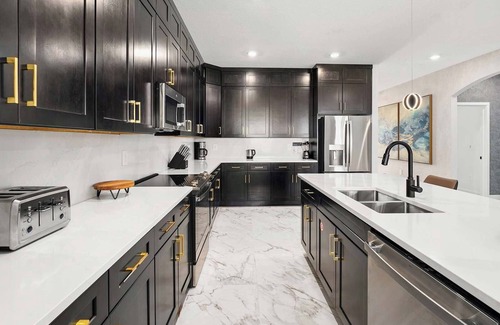 Florida Center House | The Splendid | Jungle & wizard theme BRs, arcade, PVT pool - 1 mile to Universal