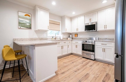 Oxford House | The Square Unit 1, Cozy 1 BR by VelvetDitchVillas