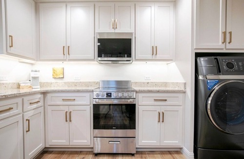 Oxford House | The Square Unit 1, Cozy 1 BR by VelvetDitchVillas