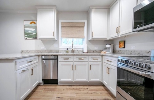 Oxford House | The Square Unit 1, Cozy 1 BR by VelvetDitchVillas