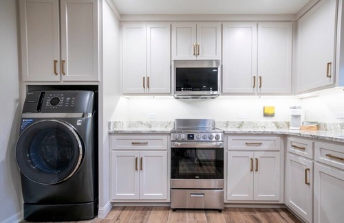 Oxford House | The Square Unit 4, Cozy 1 BR by VelvetDitchVillas