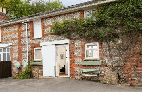 Blandford Saint Mary House | The Stable—Historic Property in Downwood Vineyard