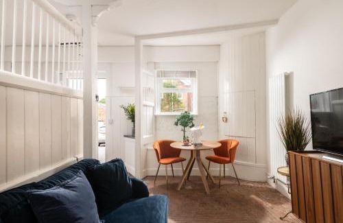 Blandford Saint Mary House | The Stable—Historic Property in Downwood Vineyard