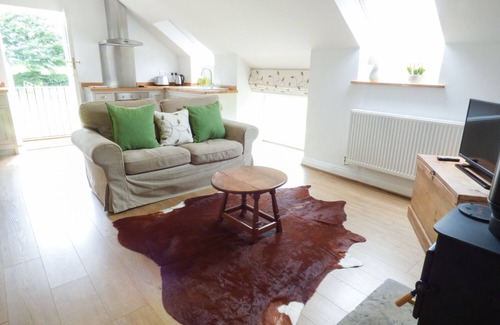 Crayke Cottage | THE STABLES, CRAYKE LODGE, romantic, with open fire in Easingwold