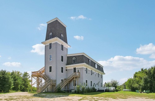 Fort Atkinson Condo | The Starlight Tower Ocean Breeze Suite by RedAwning