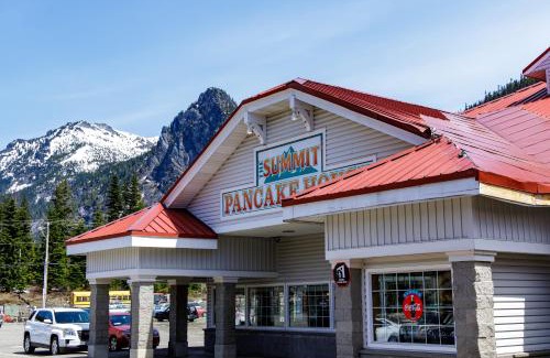 Snoqualmie Pass Hotel | The Summit Inn