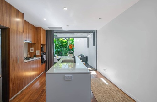 South Brisbane House | The Sun Catcher A Trendy South Brisbane Terrace